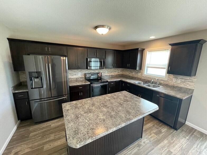 Building Photo - 15266 Delphinium Pl