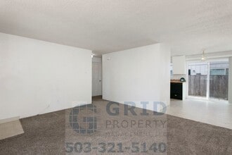 Building Photo - 2 Bedroom Apartment Available w/ Private Yard Space!