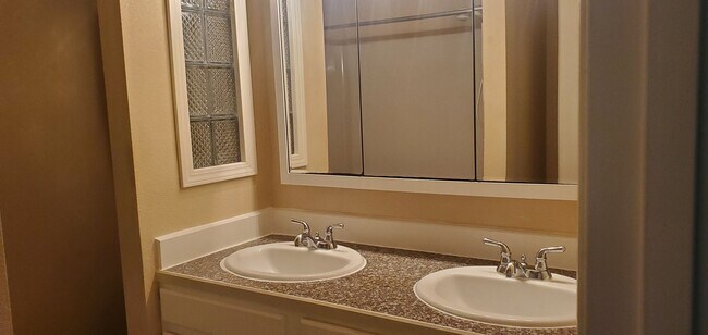 Building Photo - Fantastic 4 bedroom RAMBLER in Manorwood!