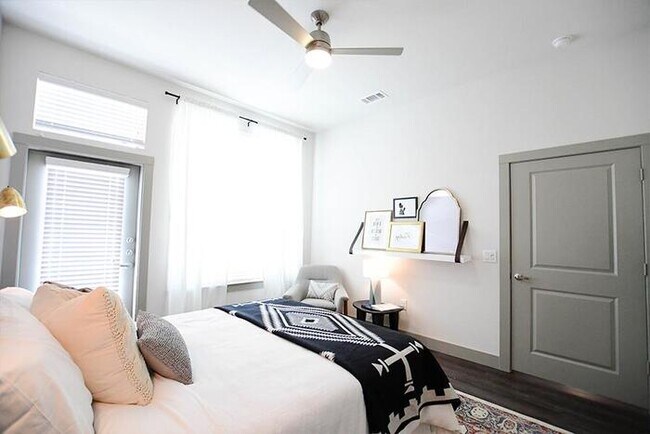 Building Photo - 4216 Sloane St