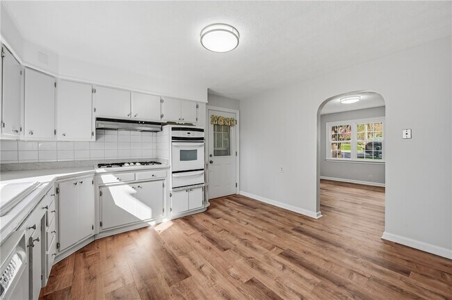 Building Photo - 1060 S Hermitage Rd