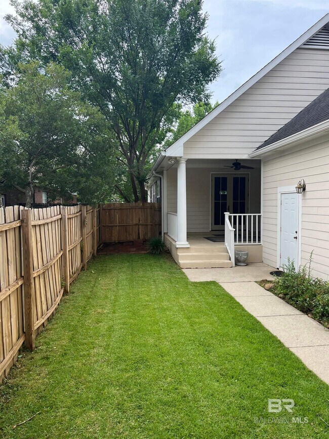 Building Photo - 10162 Papas St