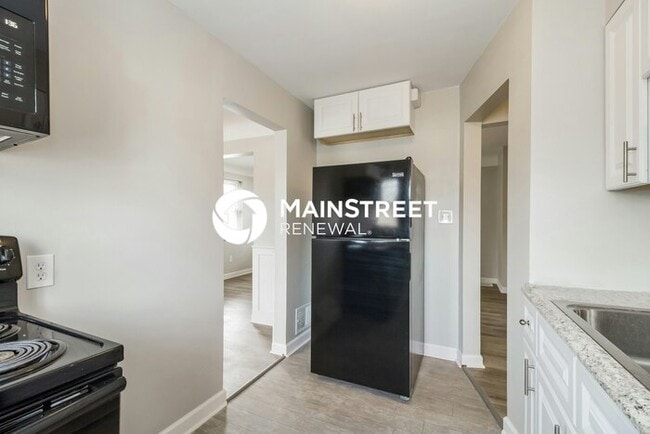 Building Photo - 4 Bedroom Pet-Friendly Home in Cincinnati, OH with Main Street Renewal