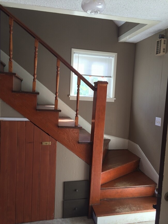 Building Photo - 3 Bedroom 2 Bathroom Home in Fantastic Location