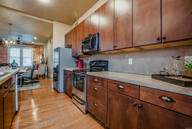 Building Photo - 612 Center St