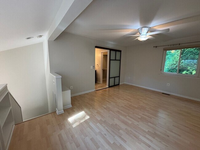 Building Photo - Adorable 1 bedroom 1.5. bath end unit townhouse in Annapolis