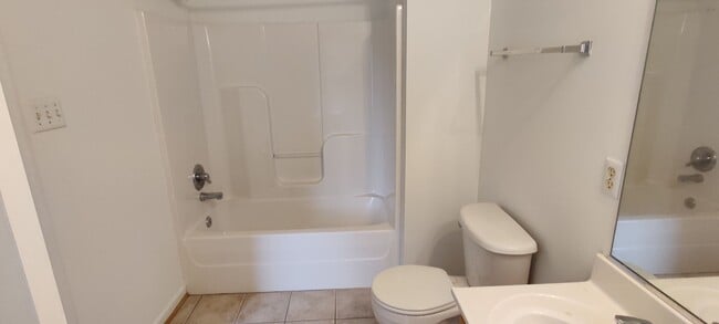 Building Photo - 3 bedroom home with covered porch and rear...