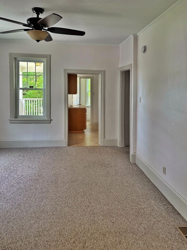 Building Photo - 3 bed 1.5 bathroom apartment in Harleysvil...