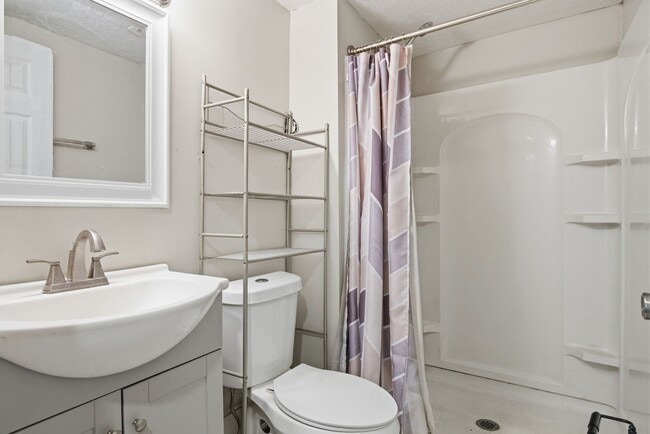 Building Photo - 2 Bed / 1 Bath. Off street parking.