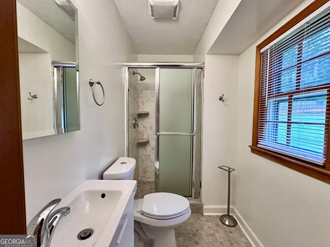 Building Photo - 5506 Woodland Dr