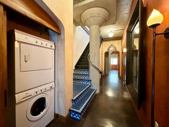 Building Photo - FURNISHED LUXURY TOP-FLOOR 2BR/2.5BA PENTH...