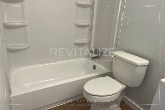 Building Photo - Beautifully Remodeled 4/2 Home in West Mob...