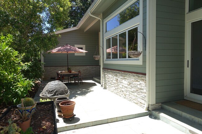 Building Photo - GREAT North Los Altos Home, large rooms, v...
