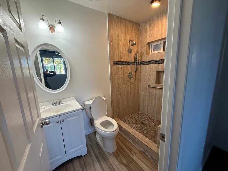 Building Photo - 18334 Lorne St