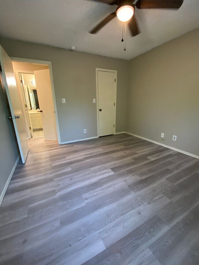 Building Photo - Updated 3 Bedroom, 2-1/2 Bathroom House on a Cul-de-sac
