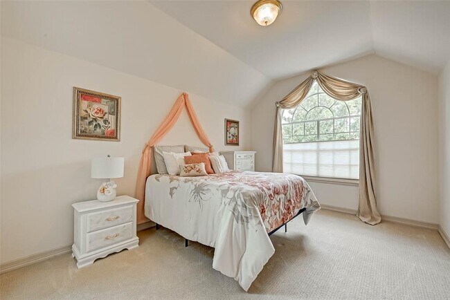 Building Photo - 16810 Southern Oaks Dr