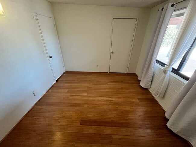 Building Photo - East- 3 bedroom/ 2 bathroom home with sparkling pool!