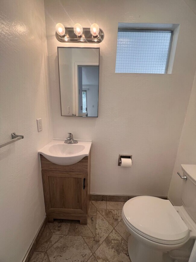 Building Photo - 3275-3275 Hilltop Dr