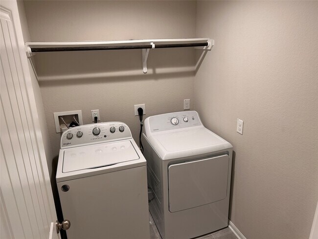 Building Photo - 1402 Central Heights Dr
