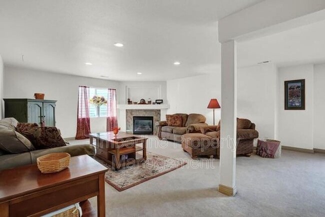 Building Photo - 2030 Silver Creek Dr