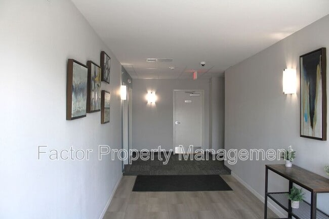 Building Photo - 561 S Elk St