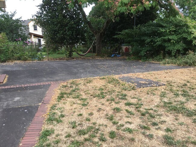 Building Photo - Overlook Charmer