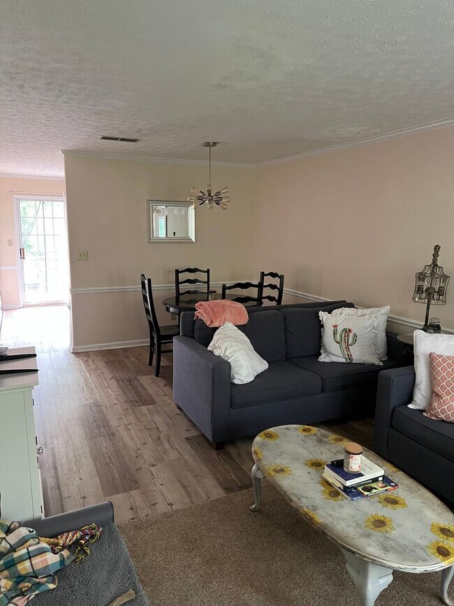 Building Photo - Sleepy Hollow Townhome - Convenient Location and Privacy