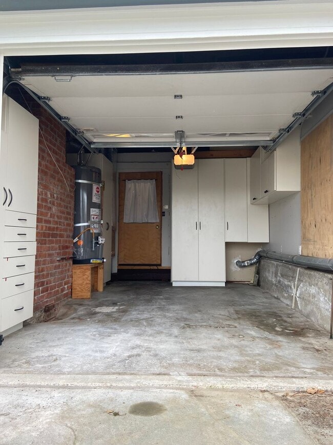 Building Photo - 3 Bed/2Bath Ready to Move In