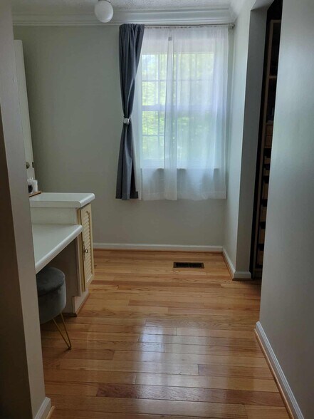 window and powder table in master BR - 8451 Ararat Ct