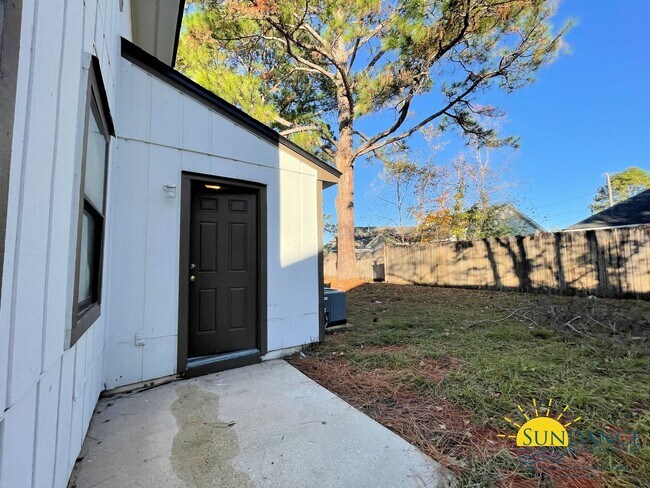 Building Photo - Great End-Unit Townhouse in Fort Walton Beach!