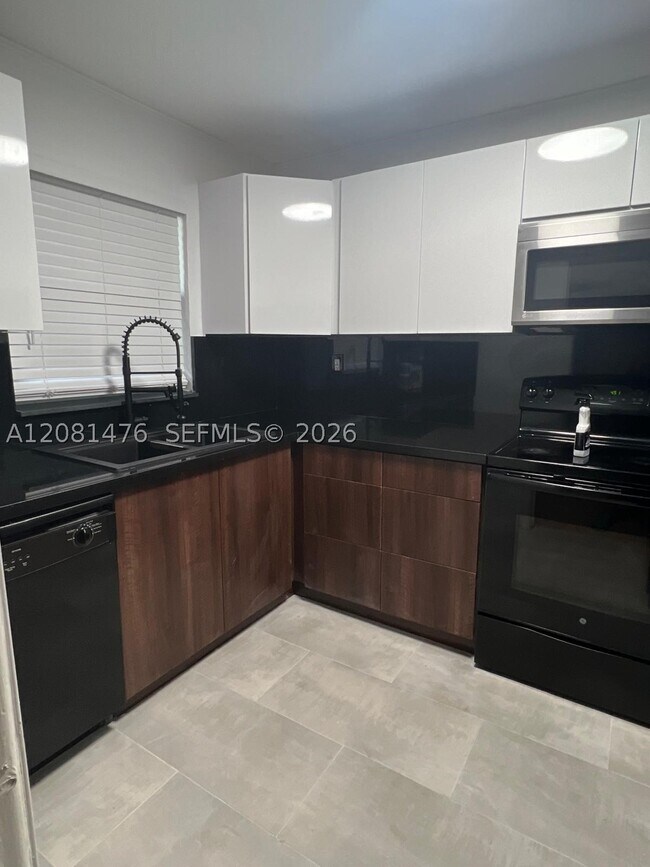 Building Photo - 9451 Evergreen Pl