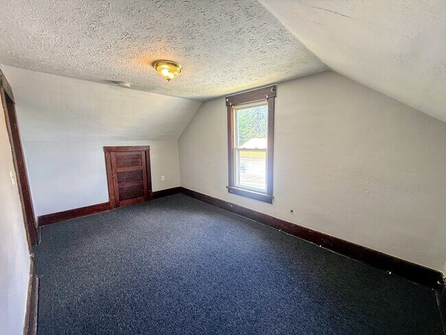 Building Photo - Three-bedroom one bathroom home for rent in North Canton