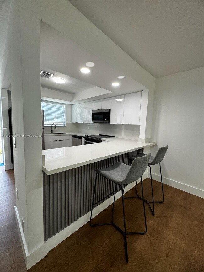 Building Photo - 1460 SW 24th Ct