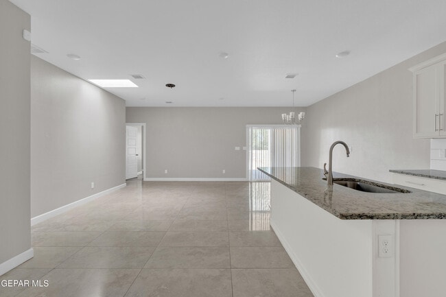 Building Photo - 815 TS Daniel Cadena Dr
