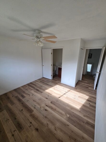 Building Photo - 1542 W River Dr