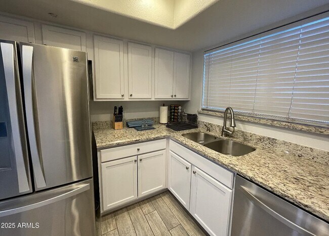 Building Photo - 9990 N Scottsdale Rd