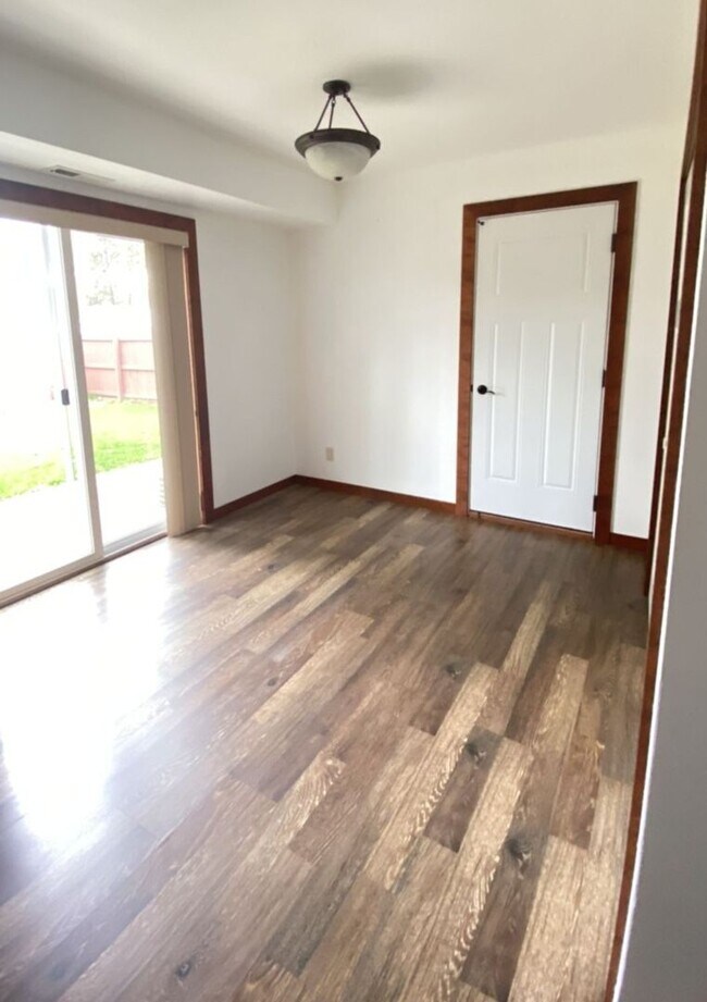 Building Photo - Spacious 3 bedroom 2.5 bath Post Falls Duplex