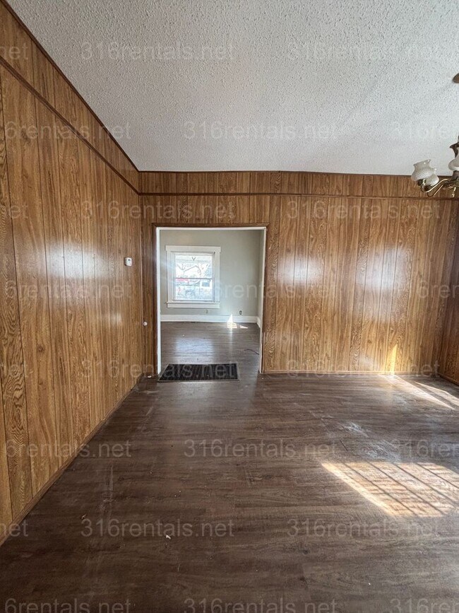 Building Photo - Three bedroom one bath freshly painted house available NOW!