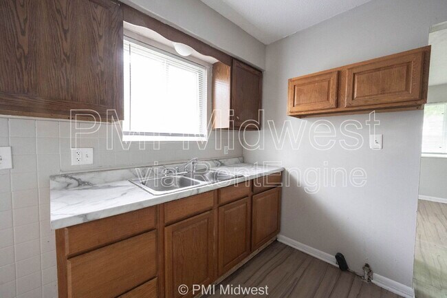 Building Photo - 2248 N Leland Ave