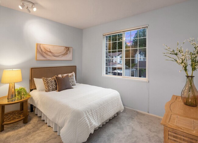 Building Photo - 2bd/2ba Sammamish House
