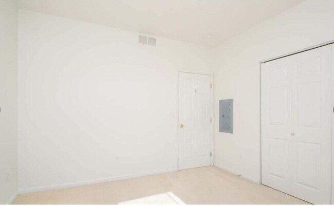 Building Photo - 1430 Fox Pointe Cir