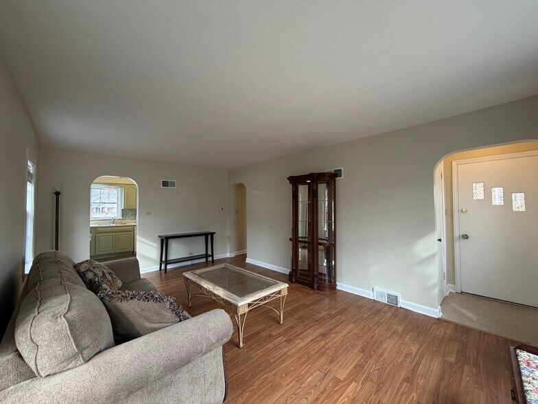 Building Photo - 538 Mills St