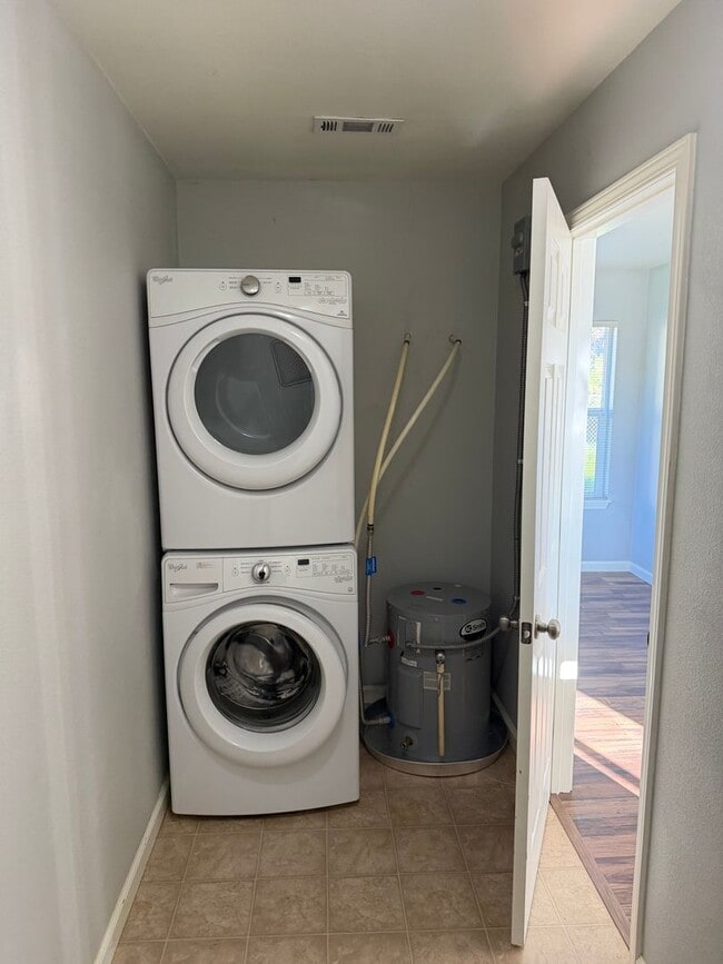 Building Photo - 1 bedroom, 1 bathroom Charming Home Central Location