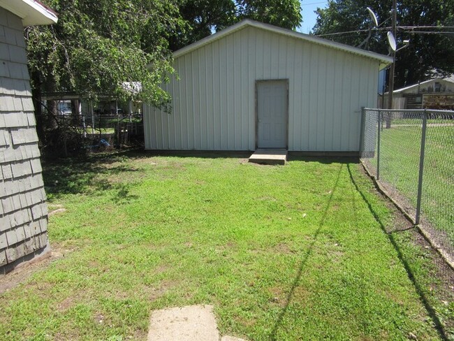 Building Photo - 3 Bedroom House