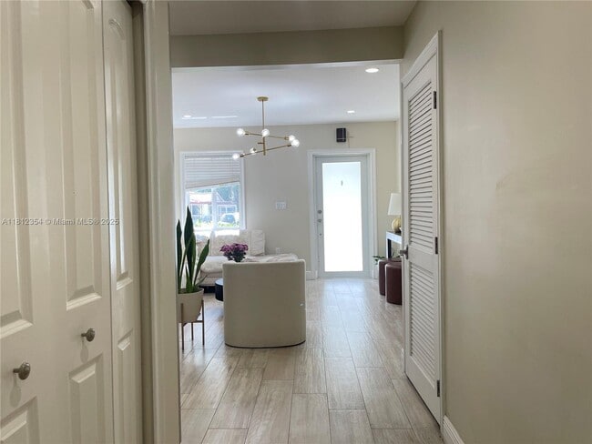 Building Photo - 557 De Leon Dr