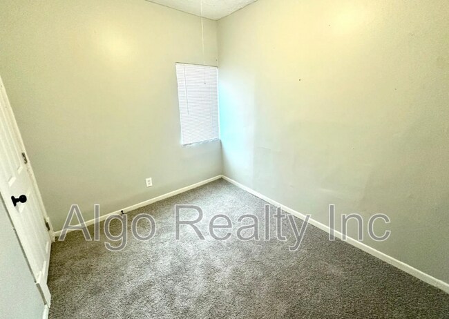 Building Photo - 1402 N 21st Ave