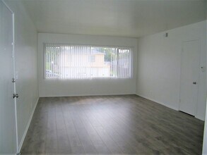 Building Photo - 2bed/2bath AVAILABLE NOW