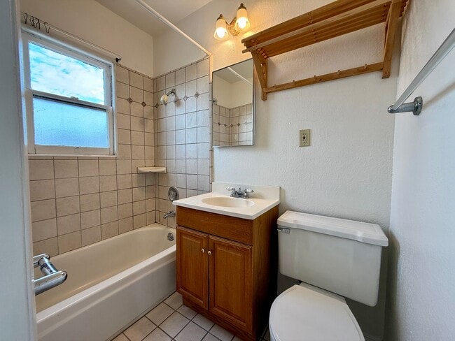 Building Photo - Cozy and Charming South Park One Bedroom Apartment Home!