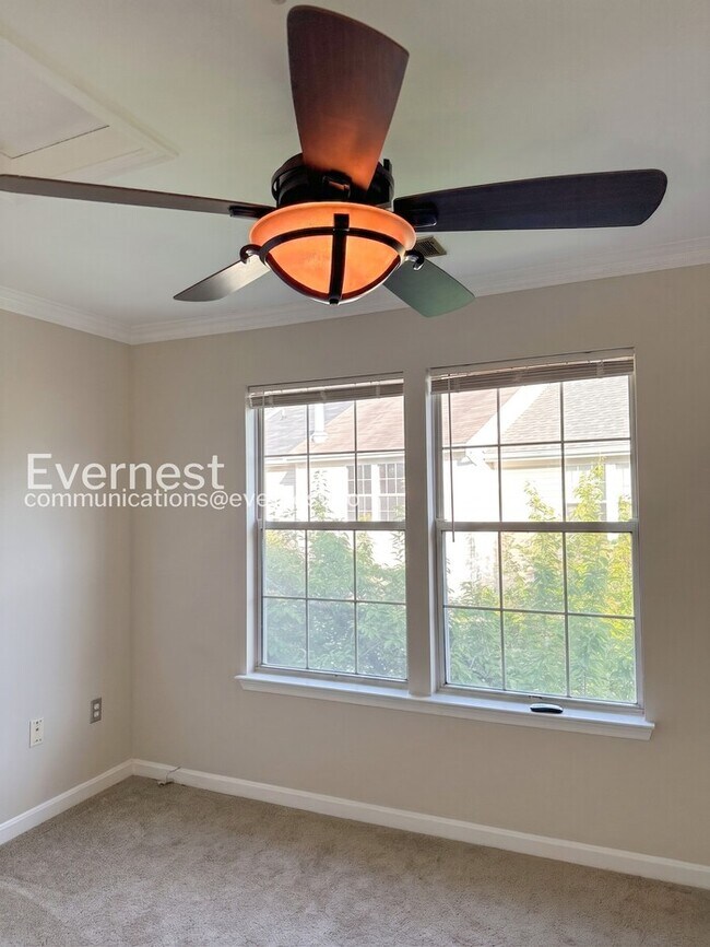 Building Photo - 2 Bed/1.5 Bath Townhome with Garage / Vouchers Accepted / Available Now!
