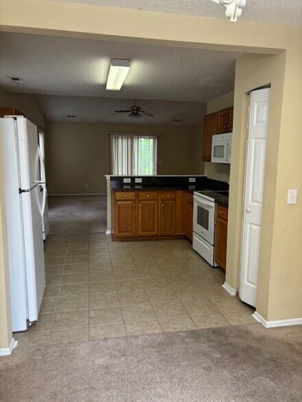 Building Photo - 633 Oakhurst Dr